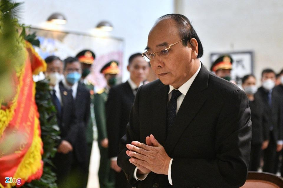 Chủ tịch nước Nguyễn Xuân Phúc sáng 11/7 đã tới ghi sổ tang tưởng niệm cựu Thủ tướng Nhật Bản Shinzo Abe, người đã bị ám sát ngày 8/7 tại tỉnh Nara, Nhật Bản. Vào lúc sinh thời và khi còn tại chức, ông Abe được biết đến là một "người bạn lớn" của Việt Nam. Quan hệ Nhật Bản - Việt Nam đã liên tục được củng cố trong thời gian ông cầm quyền. Về mặt cá nhân, Chủ tịch nước Nguyễn Xuân Phúc và ông Abe đã nhiều lần gặp nhau.