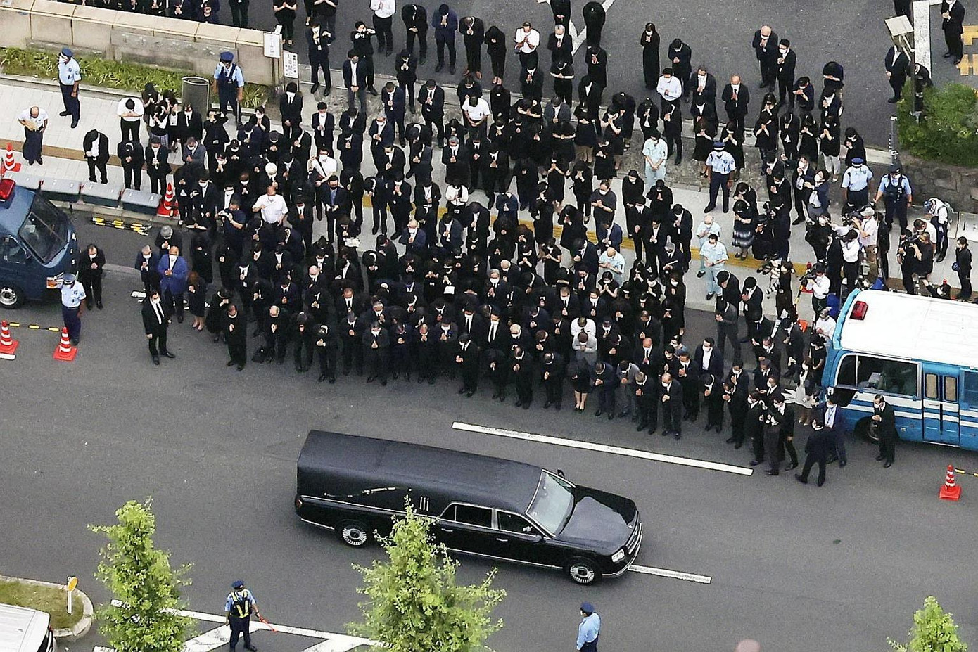 Đông đảo nghị sĩ tập trung bên ngoài trụ sở đảng Dân chủ Tự do chào ông Abe lần cuối. Ảnh: Reuters