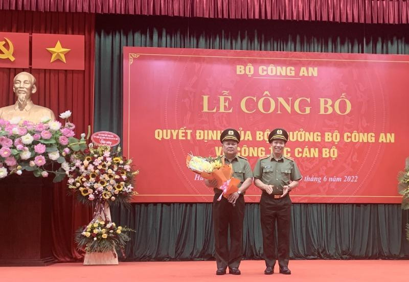 Thứ trưởng Lê Văn Tuyến tặng hoa chúc mừng Thiếu tướng Phạm Đăng Khoa được Bộ trưởng Bộ Công an điều động giữ chức vụ Cục trưởng Cục Quản lý Xuất nhập cảnh.