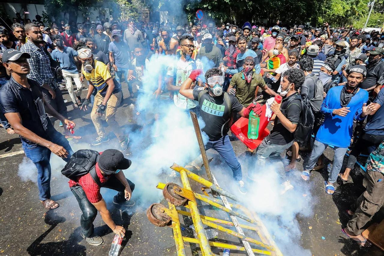 Người biểu tình tìm cách xông vào Văn phòng Thủ tướng ở Colombo hôm 13/7. Ảnh: EPA-EFE