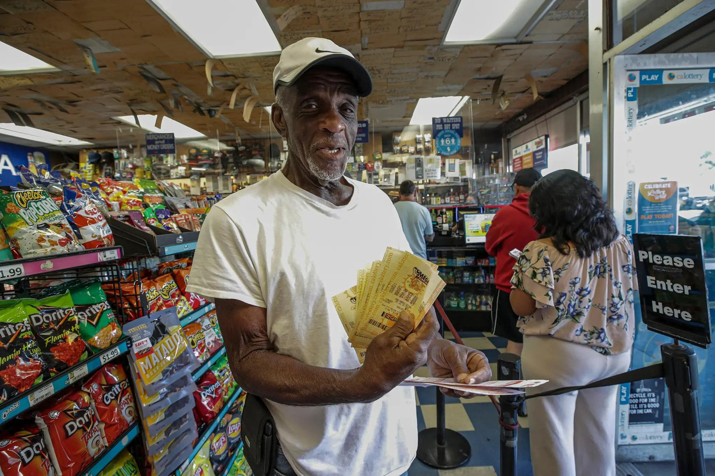 Một cụ ông 79 tuổi chi 100 đô la mua vé số hôm 29/7 với hy vọng trúng giải. Ảnh: Getty Một cụ ông 79 tuổi chi 100 đô la mua vé số hôm 29/7 với hy vọng trúng giải. Ảnh: Getty