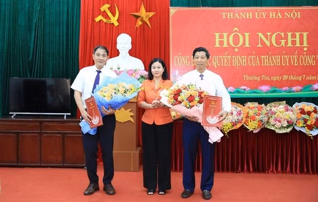 Phó Bí thư Thường trực Thành ủy Nguyễn Thị Tuyến trao quyết định và chúc mừng hai đồng chí Kiều Xuân Huy, Nguyễn Xuân Minh. Phó Bí thư Thường trực Thành ủy Nguyễn Thị Tuyến trao quyết định và chúc mừng hai đồng chí Kiều Xuân Huy, Nguyễn Xuân Minh.