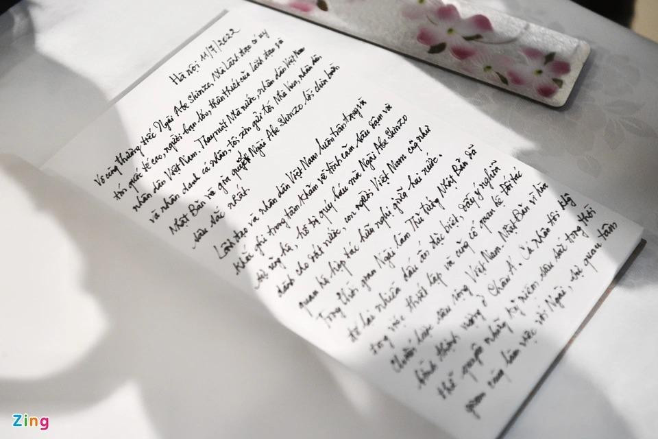 “Vô cùng thương tiếc Ngài Abe Shinzo, Nhà Lãnh đạo có uy tín quốc tế cao, người bạn lớn, thân thiết của lãnh đạo và nhân dân Việt Nam”, Chủ tịch nước viết. “Lãnh đạo và nhân dân Việt Nam luôn trân trọng và khắc ghi trong tâm khảm về tình cảm sâu đậm và sự ủng hộ, hỗ trợ quý báu mà Ngài Shinzo Abe dành cho đất nước, con người Việt Nam, cũng như quan hệ hợp tác hữu nghị giữa hai nước”.