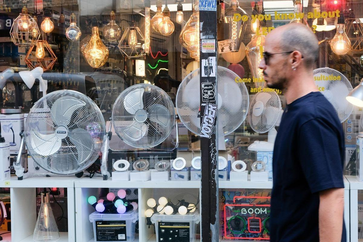 Một cửa hàng bán quạt ở London. Ảnh: Getty Một cửa hàng bán quạt ở London. Ảnh: Getty