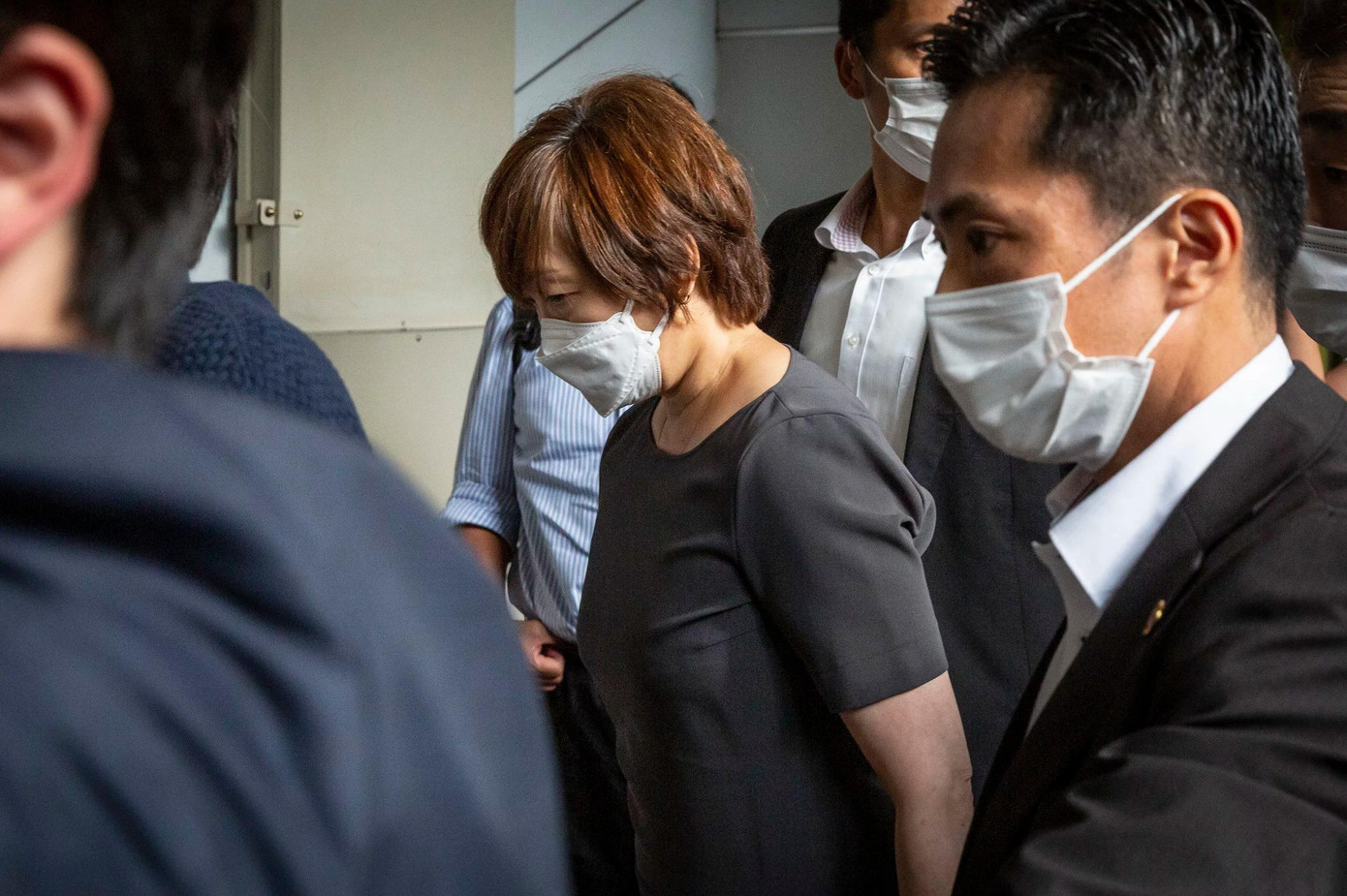 Bà Abe Akie xuống ga Nara hôm 8/7 để đến bên chồng sau khi ông bị bắn. Ảnh: Getty