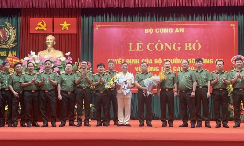 Tập thể Đảng uỷ, lãnh đạo Cục Viễn thông và Cơ yếu tặng hoa chúc mừng Thiếu tướngPhạm Đăng Khoa và Đại tá Lê Khắc Thuyết.