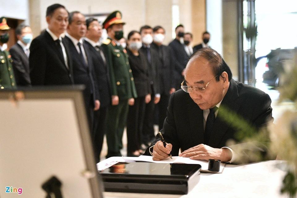 "Trong thời gian Ngài làm Thủ tướng Nhật Bản đã để lại nhiều dấu ấn đặc biệt, đầy ý nghĩa trong việc thiết lập và củng cố quan hệ Đối tác Chiến lược sâu rộng Việt Nam - Nhật Bản vì hòa bình thịnh vượng ở Châu Á", Chủ tịch nước viết trong sổ tang. "Cá nhân tôi không thể quên những kỷ niệm sâu sắc trong thời gian cùng làm việc với Ngài, sự quan tâm đặc biệt mà Ngài dành cho người dân Việt Nam và quan hệ hai nước cũng như cá nhân tôi".