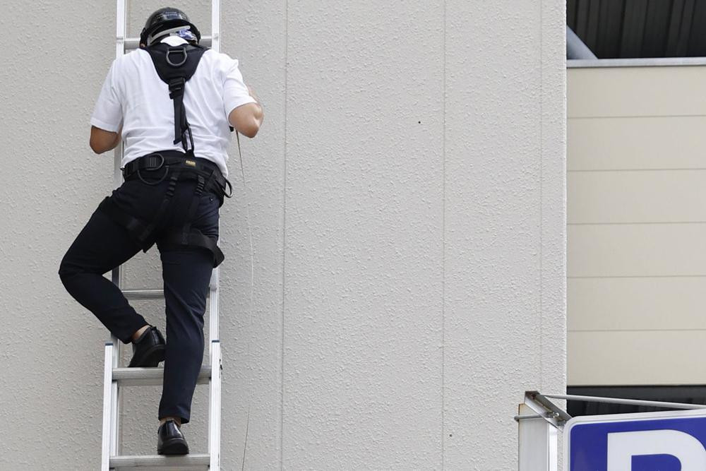 Một số lỗ nhỏ được cho là vết đạn trên tường. Ảnh: AP Một số lỗ nhỏ được cho là vết đạn trên tường. Ảnh: AP