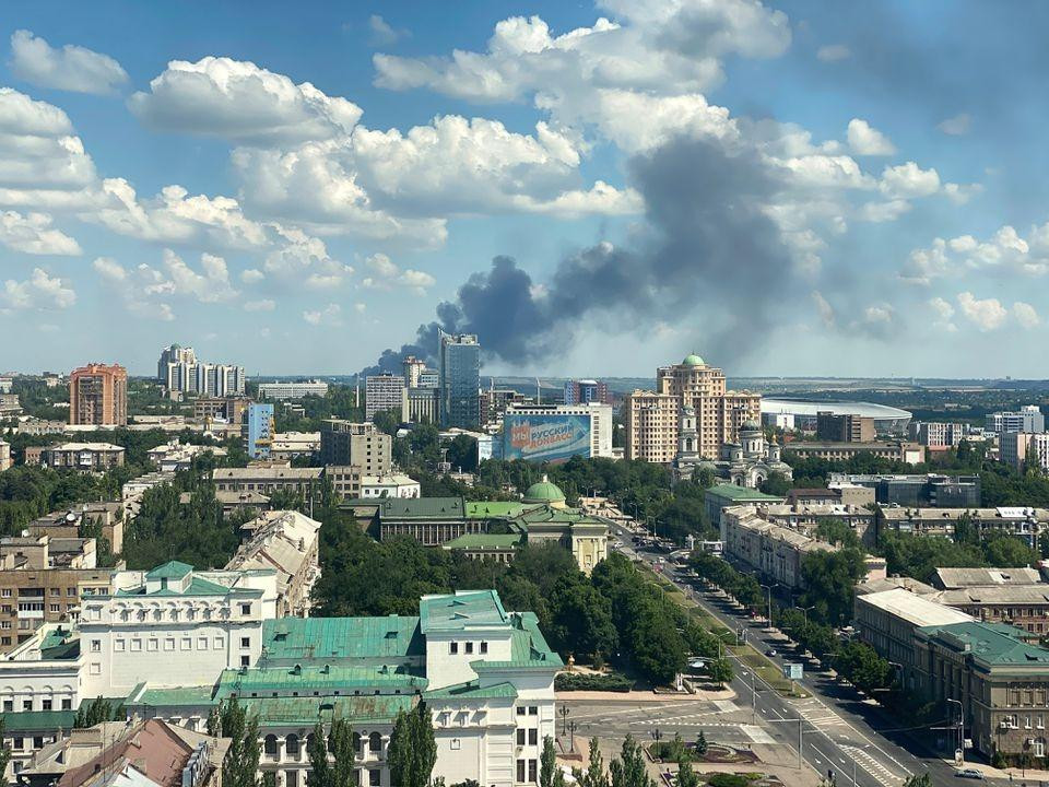 Khói bốc lên ở Donetsk ngày 4/7. Ảnh: Reuters