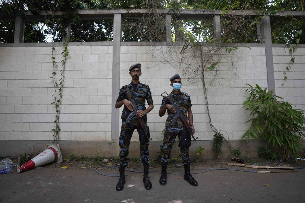 Lực lượng an ninh bên ngoài dinh thự Thủ tướng. Ảnh: AP Lực lượng an ninh bên ngoài dinh thự Thủ tướng. Ảnh: AP