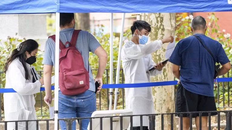 Nhân viên y tế hỗ trợ người dân đăng ký tiêm vắc xin phòng đậu mùa ở New York (Mỹ). Ảnh: AP Nhân viên y tế hỗ trợ người dân đăng ký tiêm vắc xin phòng đậu mùa ở New York (Mỹ). Ảnh: AP