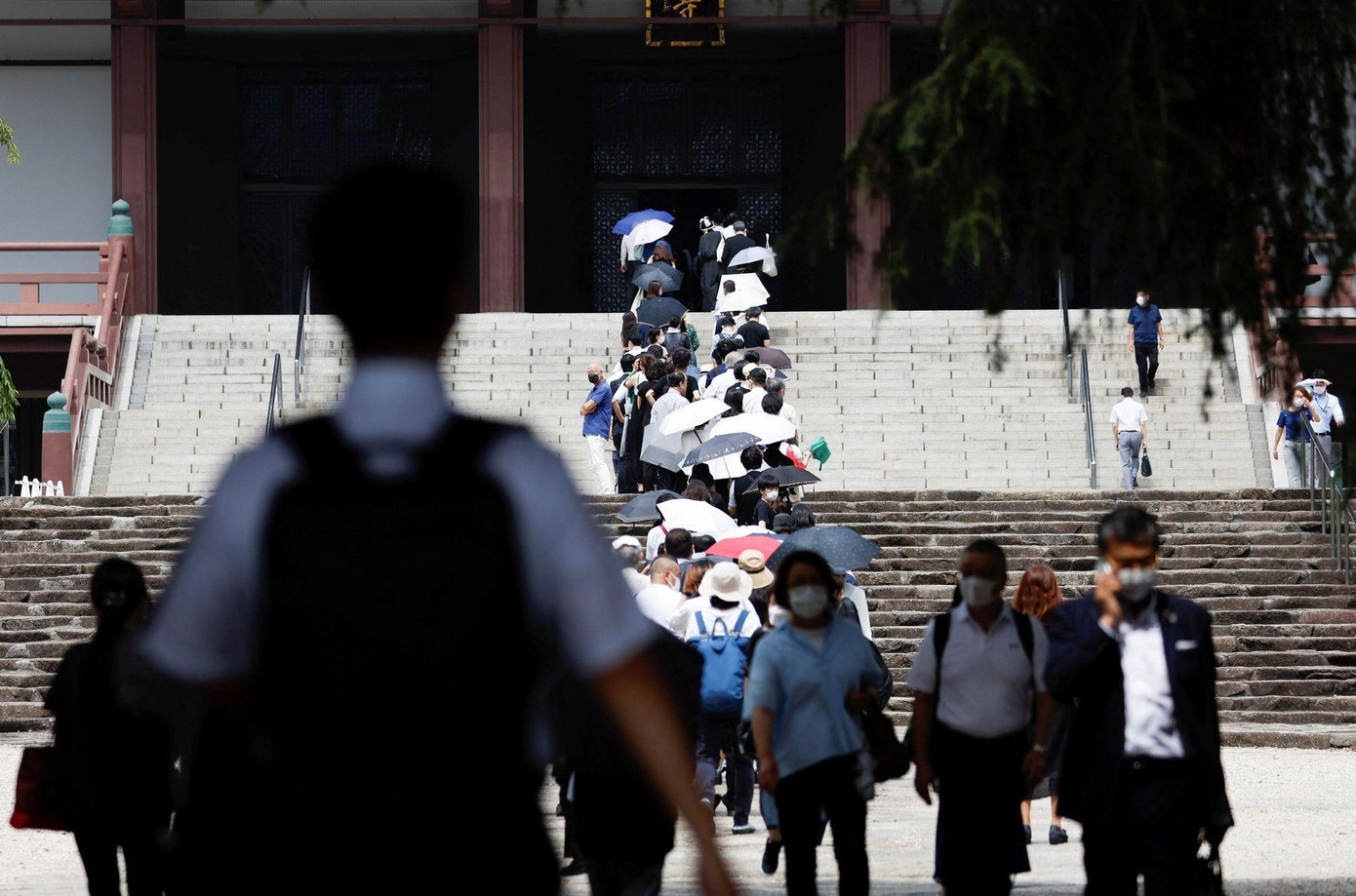 Dòng người tiến vào đền Zojoji đặt hoa tưởng nhớ cố Thủ tướng Abe Shinzo ngày 12/7. Ảnh: Reuters