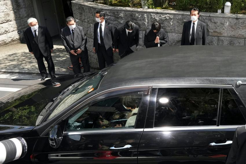 Bà Abe Akie - phu nhân cựu Thủ tướng Abe Shinzo ngồi trên chiếc xe đưa thi hài ông Abe về nhà riêng ở Tokyo ngày 9/7. Ảnh: AP Bà Abe Akie - phu nhân cựu Thủ tướng Abe Shinzo ngồi trên chiếc xe đưa thi hài ông Abe về nhà riêng ở Tokyo ngày 9/7. Ảnh: AP