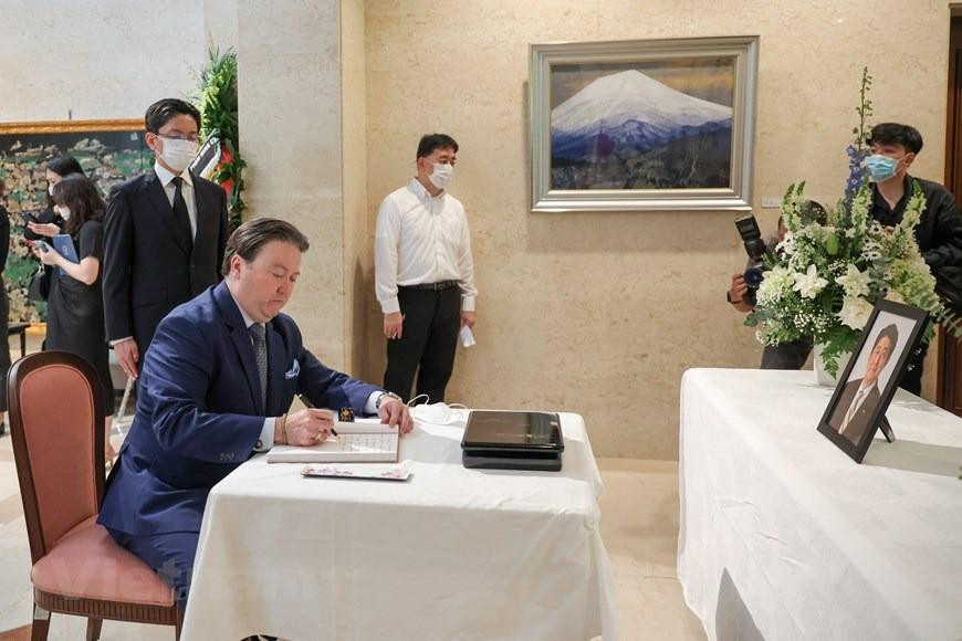 Ông Marc E. Knapper-Đại sứ Hoa Kỳ tại Việt Nam cũng đến viếng tại Đại sứ quán Nhật Bản. (Ảnh: Minh Sơn/Vietnam+) Ông Marc E. Knapper-Đại sứ Hoa Kỳ tại Việt Nam cũng đến viếng tại Đại sứ quán Nhật Bản. (Ảnh: Minh Sơn/Vietnam+)