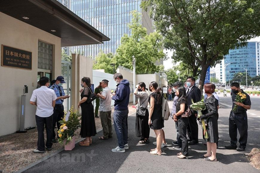 Ngay từ sớm, rất đông người dân Việt Nam đã xếp hàng trước cổng Đại sứ quán Nhật Bản để chờ tới lượt viếng cố Thủ tướng Abe Shinzo. (Ảnh: Minh Sơn/Vietnam+) Ngay từ sớm, rất đông người dân Việt Nam đã xếp hàng trước cổng Đại sứ quán Nhật Bản để chờ tới lượt viếng cố Thủ tướng Abe Shinzo. (Ảnh: Minh Sơn/Vietnam+)