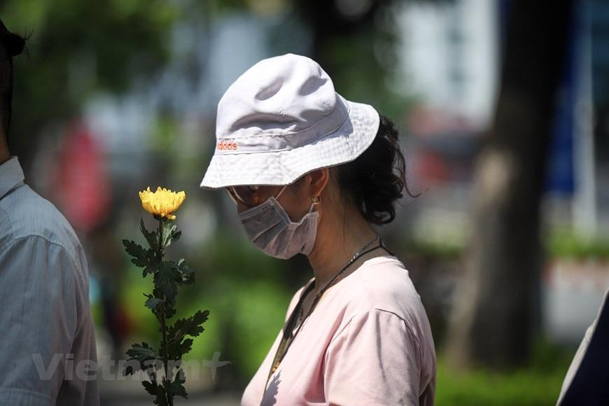 Cô Lê Thị Kim Tuệ chia sẻ khi biết tin Đại sứ quán Nhật mở sổ tang từ 11/7, cô đã một mình đi xe máy từ Ba Vì cách đây gần 70 cây số để viếng cố Thủ tướng Abe Shinzo. 'Mặc dù chỉ biết ông trên truyền hình nhưng những việc ông làm với đất nước Việt Nam khiến tôi rất quý. Ông Shinzo Abe là một người bạn lớn của nhân dân Việt Nam.' (Ảnh: Minh Sơn/Vietnam+) Cô Lê Thị Kim Tuệ chia sẻ khi biết tin Đại sứ quán Nhật mở sổ tang từ 11/7, cô đã một mình đi xe máy từ Ba Vì cách đây gần 70 cây số để viếng cố Thủ tướng Abe Shinzo. 'Mặc dù chỉ biết ông trên truyền hình nhưng những việc ông làm với đất nước Việt Nam khiến tôi rất quý. Ông Shinzo Abe là một người bạn lớn của nhân dân Việt Nam.' (Ảnh: Minh Sơn/Vietnam+)