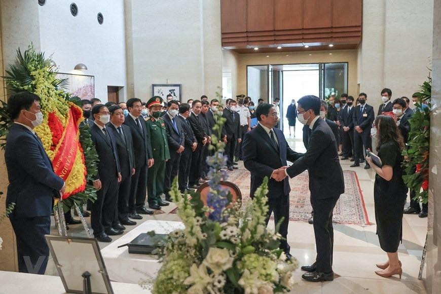 Thủ tướng Phạm Minh Chính chia buồn với Đại biện lâm thời Đại sứ quán Nhật Bản tại Việt Nam. (Ảnh: Minh Sơn/Vietnam+) Thủ tướng Phạm Minh Chính chia buồn với Đại biện lâm thời Đại sứ quán Nhật Bản tại Việt Nam. (Ảnh: Minh Sơn/Vietnam+)
