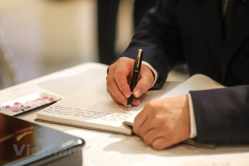 Tình cảm đặc biệt và sự hỗ trợ quý báu mà Ngài Abe Shinzo đã dành cho đất nước, con người Việt Nam cũng như quan hệ đối tác chiến lược sâu rộng Việt Nam-Nhật Bản là tài sản vô giá cho tương lai quan hệ giữa hai nước chúng ta. Trong thời gian dài Ngài làm thủ tướng Nhật Bản, quan hệ hợp tác hữu nghị Việt Nam-Nhật Bản đã bước sang giai đoạn mới, phát triển tốt đẹp với những dấu ấn đậm nét. (Ảnh: Minh Sơn/Vietnam+) Tình cảm đặc biệt và sự hỗ trợ quý báu mà Ngài Abe Shinzo đã dành cho đất nước, con người Việt Nam cũng như quan hệ đối tác chiến lược sâu rộng Việt Nam-Nhật Bản là tài sản vô giá cho tương lai quan hệ giữa hai nước chúng ta. Trong thời gian dài Ngài làm thủ tướng Nhật Bản, quan hệ hợp tác hữu nghị Việt Nam-Nhật Bản đã bước sang giai đoạn mới, phát triển tốt đẹp với những dấu ấn đậm nét. (Ảnh: Minh Sơn/Vietnam+)