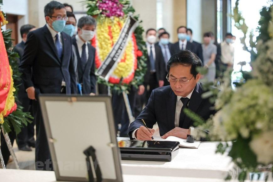 Bộ trưởng Bộ Ngoại giao Bùi Thanh Sơn viết sổ tang chia buồn với sự ra đi của cố Thủ tướng Abe Shinzo. (Ảnh: Minh Sơn/Vietnam+) Bộ trưởng Bộ Ngoại giao Bùi Thanh Sơn viết sổ tang chia buồn với sự ra đi của cố Thủ tướng Abe Shinzo. (Ảnh: Minh Sơn/Vietnam+)