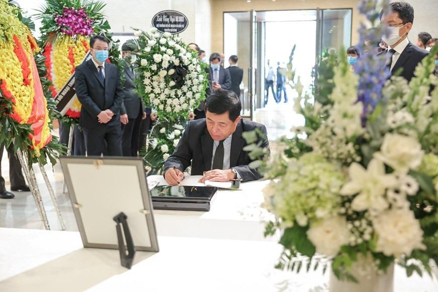 Bộ trưởng Bộ Kế hoạch và Đầu tư Nguyễn Chí Dũng ghi sổ tang bày tỏ sự tiếc thương với cố Thủ tướng Nhật Bản Abe Shinzo. (Ảnh: Minh Sơn/Vietnam+) Bộ trưởng Bộ Kế hoạch và Đầu tư Nguyễn Chí Dũng ghi sổ tang bày tỏ sự tiếc thương với cố Thủ tướng Nhật Bản Abe Shinzo. (Ảnh: Minh Sơn/Vietnam+)