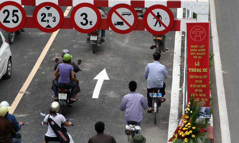 Xe đạp đi lên cầu