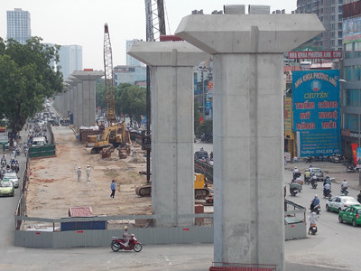 Theo kế hoạch các trụ cầu tại nút Thanh Xuân đã xong nhưng sáng 27/5 công trường ở đây vẫn ngổn ngang. Ảnh: Trọng Đảng