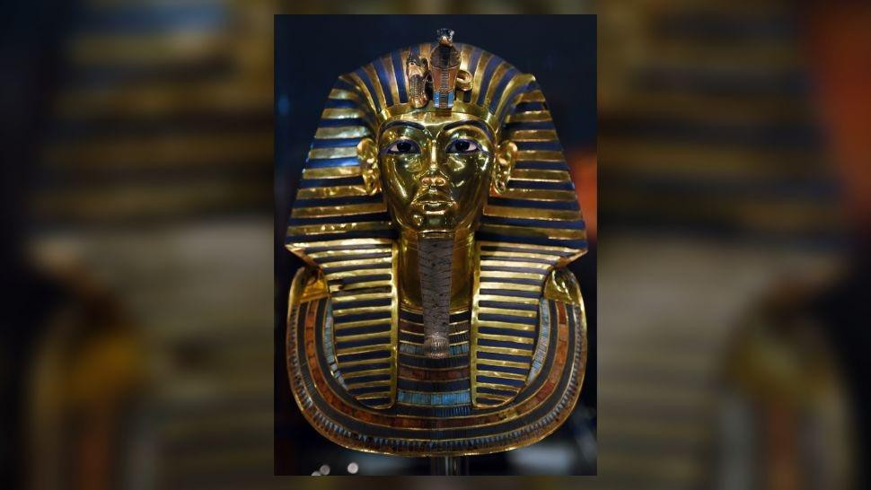 Mặt nạ bằng vàng của Vua Tutankhamun được trưng bày tại Bảo tàng Ai Cập ở Cairo sau khi được phục chế, vào ngày 16 tháng 12 năm 2015.