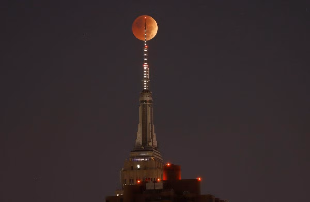 Nguyệt thực toàn phần được nhìn thấy từ Tòa nhà Empire State của Thành phố New York, Mỹ. (Ảnh của Gary Hershorn / Getty Images)