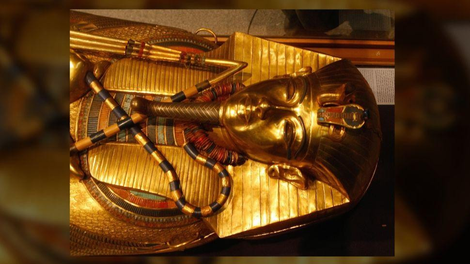 Một trong những quan tài bằng vàng nguyên khối của Vua Tutankhamun được trưng bày tại Bảo tàng Ai Cập ở Cairo, được chụp ảnh vào ngày 22 tháng 10 năm 2007. Đây là quan tài thứ ba và trong cùng chứa xác ướp hoàng gia.