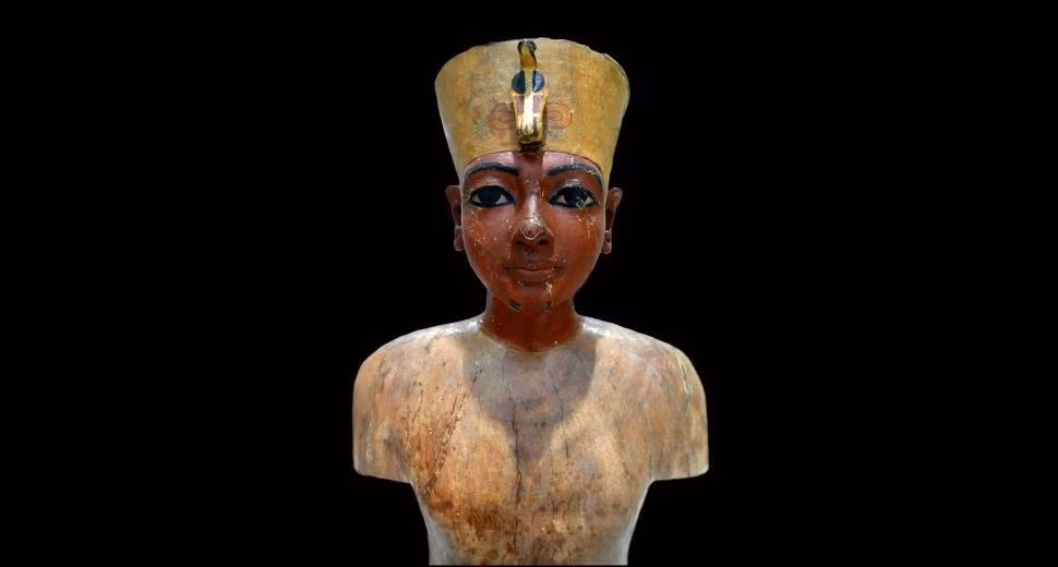 Một bức tượng bán thân của Tutankhamun, có thể là hình nộm cho quần áo hoặc đồ trang sức của nhà vua, mà các nhà khảo cổ tìm thấy trong lăng mộ của Tut.