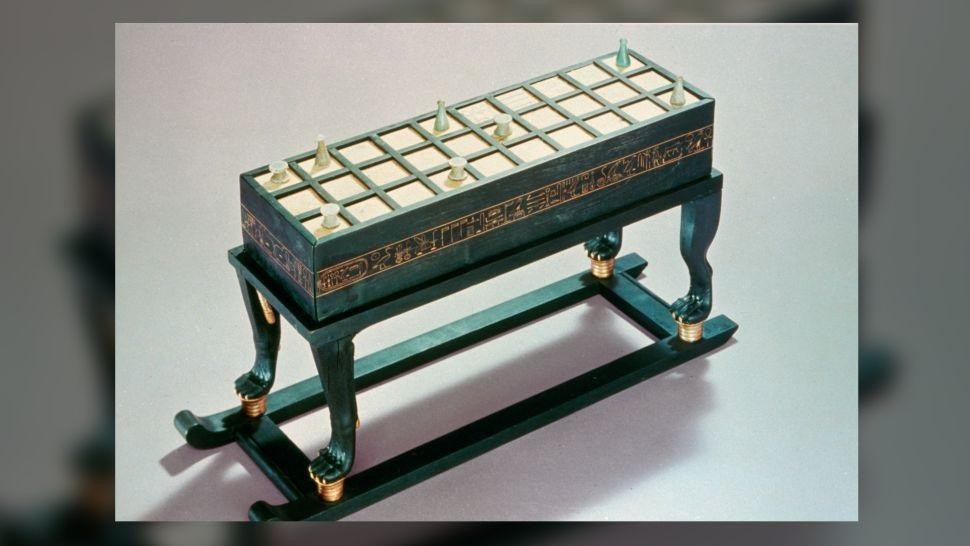 Bàn chơi game được tìm thấy trong lăng mộ của Tutankhamun, từ thế kỷ 14 trước Công nguyên được làm bằng gỗ veneer mun và khảm ngà voi.