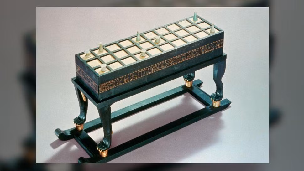 Bàn chơi game được tìm thấy trong lăng mộ của Tutankhamun, từ thế kỷ 14 trước Công nguyên được làm bằng gỗ veneer mun và khảm ngà voi.