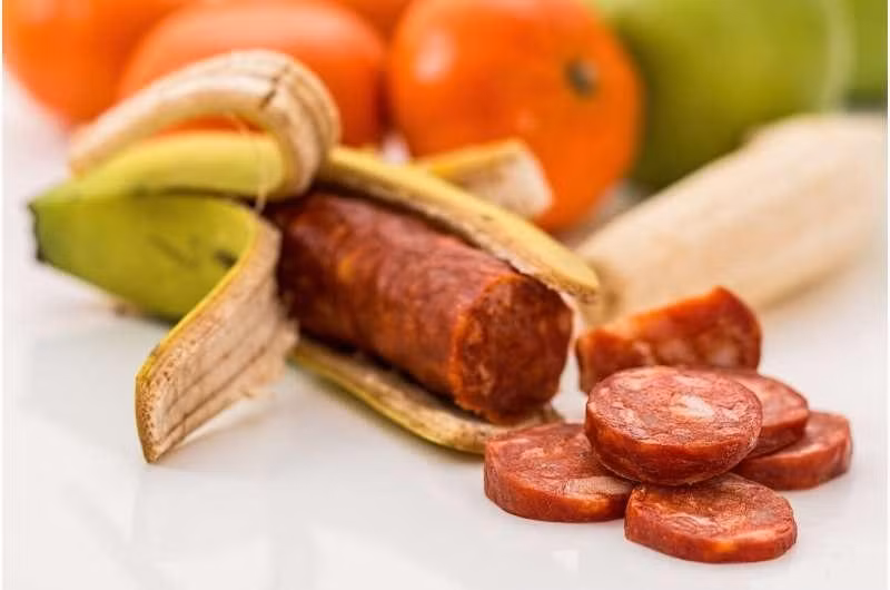 Hạn chế tiêu thụ thực phẩm chế biến sẵn để tránh nguy cơ tử vong sớm.