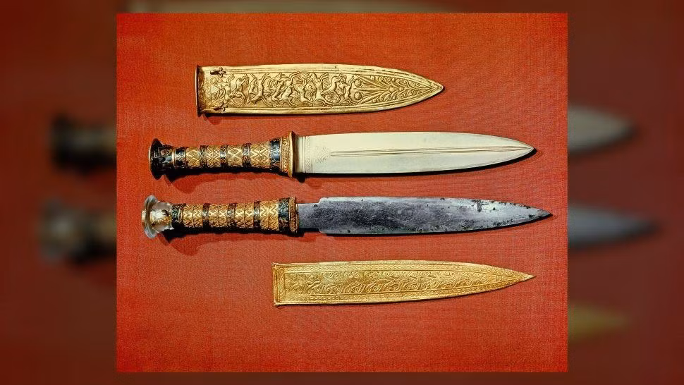 Vua Tutankhamun được chôn cùng với hai con dao găm - một con bằng sắt và một con bằng vàng
