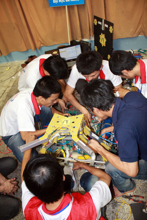 BK VISION cùng nhau sửa robot tự động nhưng không thành công