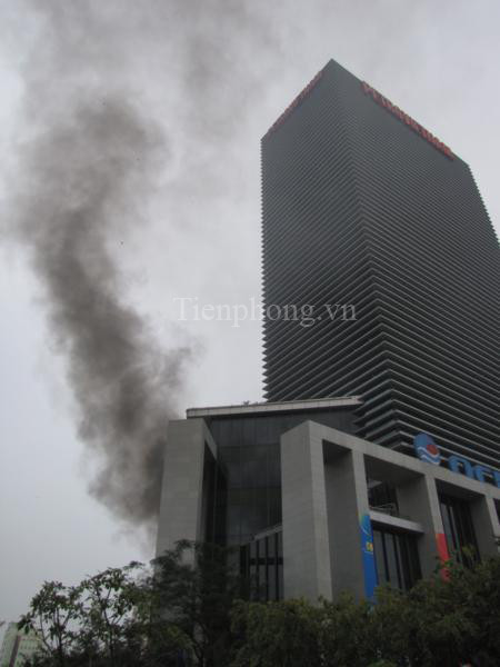 Khói đen ngùn ngụt bốc lên từ tầng bày của tòa nhà. Ảnh: Tuấn Nguyễn