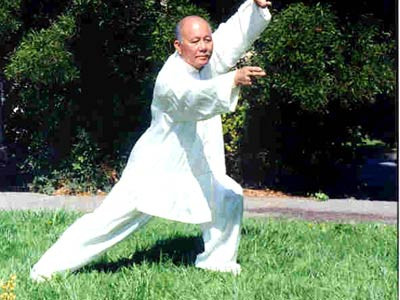  Người cao tuổi vận động nhẹ nhàng và ăn uống hợp lý sẽ có được sức khỏe dẻo dai