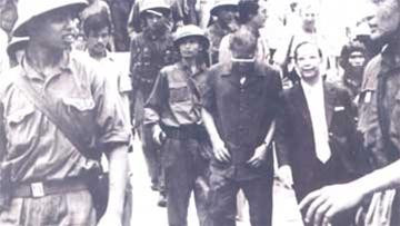 Tướng Dương Văn Minh và Vũ Văn Mẫu khi từ Dinh Độc Lập ra Đài tuyên bố đầu hàng trưa 30/4/1975