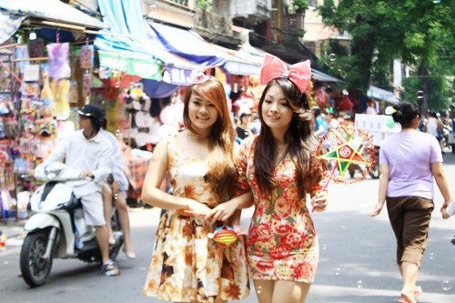 Trên phố Hàng Mã dịp cuối tuần qua, có thể bắt gặp rất nhiều bạn gái xinh xắn rảo bước với nụ cười tươi tắn trên môi