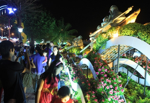 Nhiều du khách ấn tượng với mô hình hoa tạo sóng biển, thuyền vượt sóng... Đường hoa được chia 6 phân đoạn: Xuân ký ức, Xuân sung túc, Xuân non nước, Trăm hoa khoe sắc, Mùa hội tụ và Mùa tình yêu