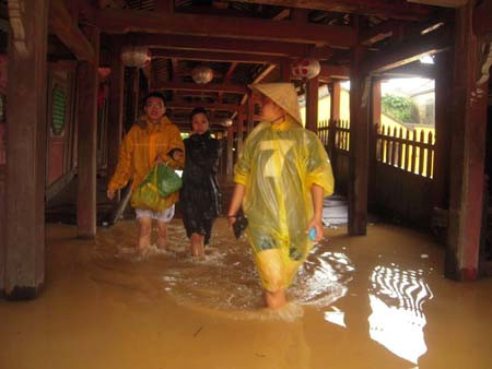 Chùa Cầu ngập trong nước