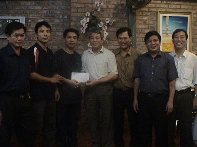 Phóng viên Hữu Quang thay mặt Báo Tiền Phong trao quà cho các chiến sĩ trực tiếp phá án. Trong ảnh: Ban Giám đốc Công an Hà Tây cùng Trung úy Đinh Trọng Tiến (người thứ hai từ trái sang) và phóng viên TPO. Phóng viên Hữu Quang thay mặt Báo Tiền Phong trao quà cho các chiến sĩ trực tiếp phá án. Trong ảnh: Ban Giám đốc Công an Hà Tây cùng Trung úy Đinh Trọng Tiến (người thứ hai từ trái sang) và phóng viên TPO.