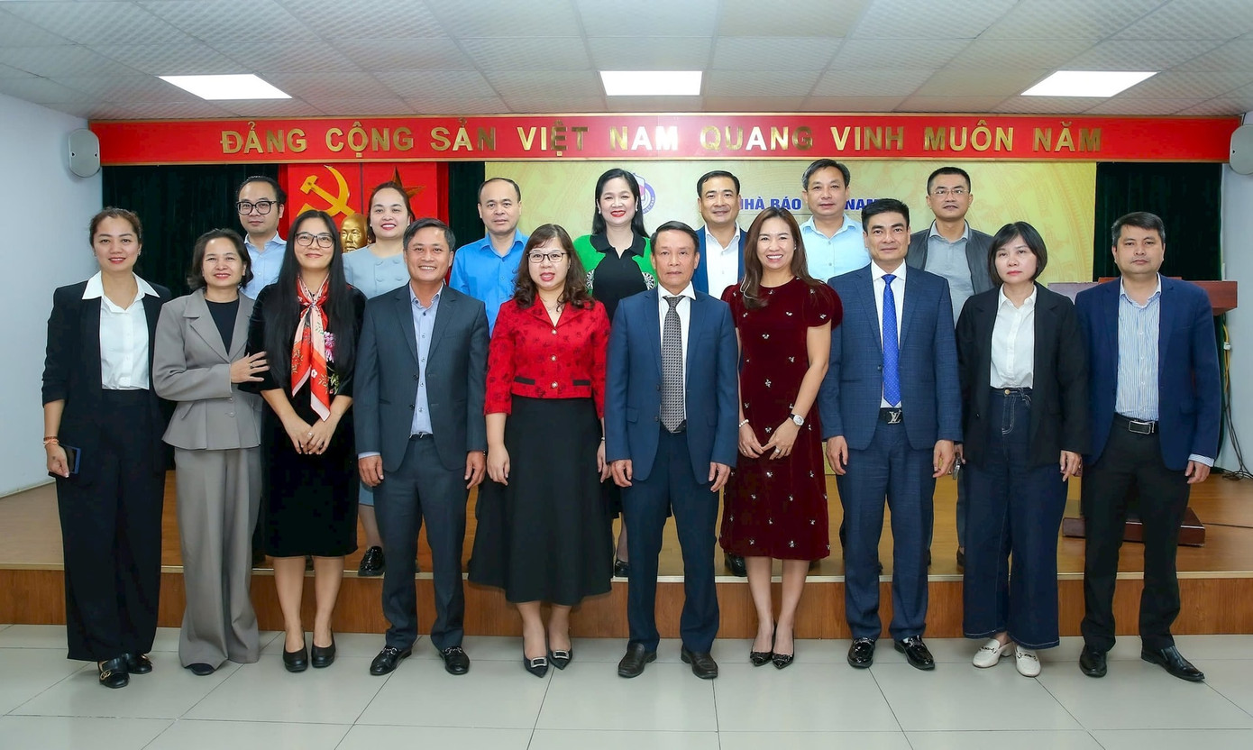 Các đại biểu chụp ảnh lưu niệm tại buổi lễ. Trong ảnh: Nhà báo Nguyễn Văn Thắng đứng hàng đầu, thứ ba từ phải sang. Ảnh: Sơn Hải