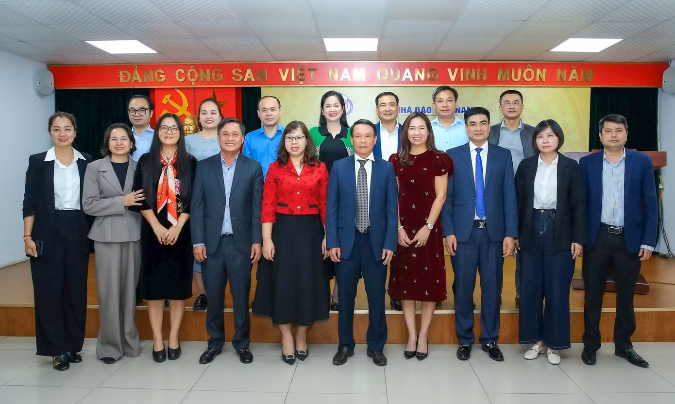 Các đại biểu chụp ảnh lưu niệm tại buổi lễ. Trong ảnh: Nhà báo Nguyễn Văn Thắng đứng hàng đầu, thứ ba từ phải sang. Ảnh: Sơn Hải Các đại biểu chụp ảnh lưu niệm tại buổi lễ. Trong ảnh: Nhà báo Nguyễn Văn Thắng đứng hàng đầu, thứ ba từ phải sang. Ảnh: Sơn Hải