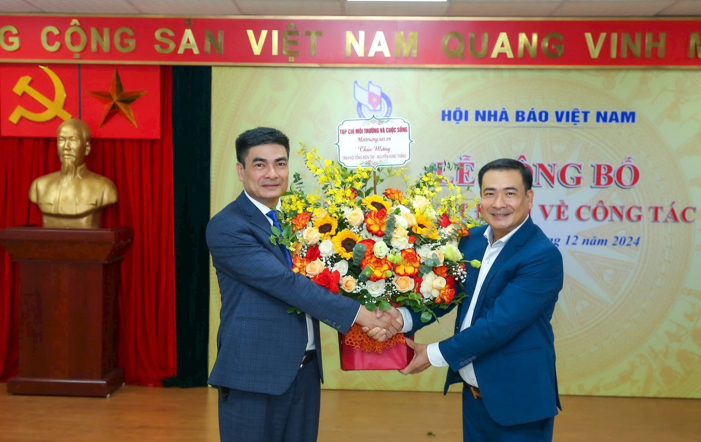 Nhà báo Nguyễn Văn Toàn – Tổng biên tập Tạp chí điện tử Môi trường và Cuộc sống tặng hoa chúc mừng Tân Phó Tổng Biên tập Nguyễn Văn Thắng. Ảnh Sơn Hải