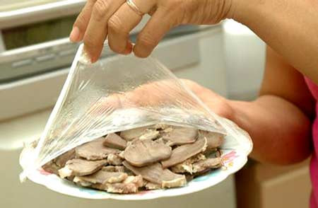 Không nên sử dụng màng bọc để bảo quản thịt luộc