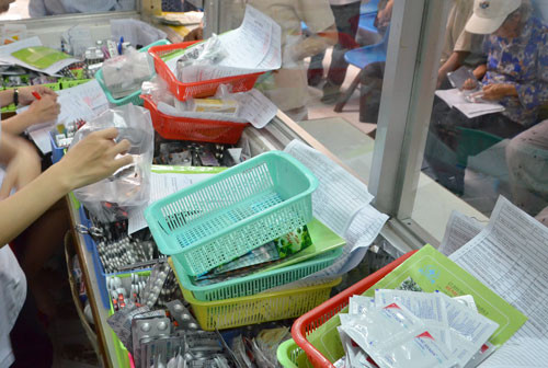 Tất cả loại thuốc đều có tác dụng phụ và tác dụng phụ này càng tăng lên nếu sử dụng 2 loại thuốc cùng một lúc. Trong ảnh: Người bệnh chờ nhận thuốc tại một bệnh viện ở TP HCMẢnh: TẤN THẠNH