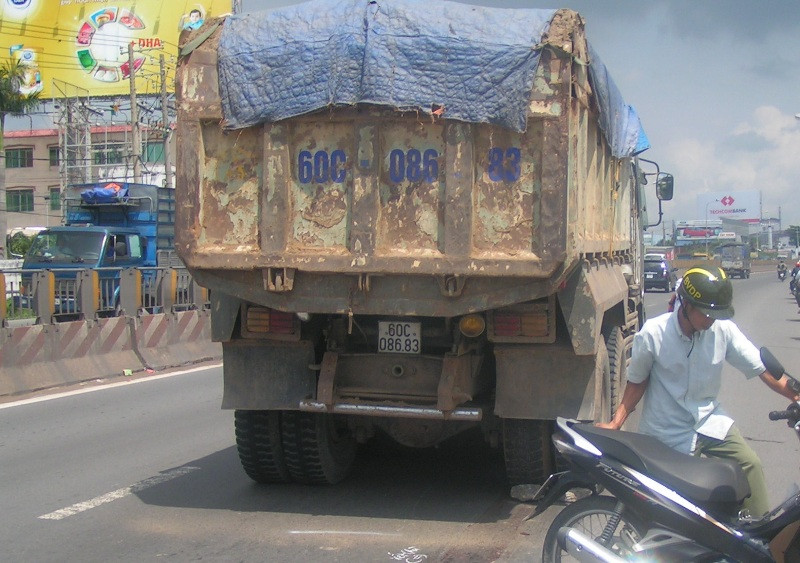 Hiện trường vụ tai nạn giữa xe máy và xe ben