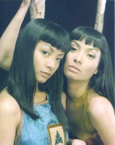 Bộ ảnh với nhiếp ảnh gia Lê Mân đã đánh dấu sự nổi tiếng của cặp mẫu song sinh. Cả hai có chiều cao khiêm tốn nhưng diễn xuất ấn tượng nên rất đắt show và được coi là vedette tại Hà Nội