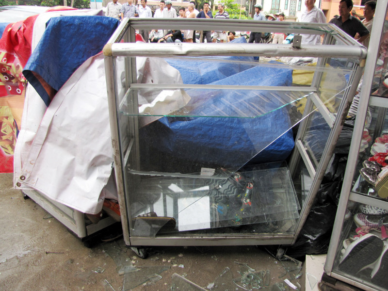 Chiếc ô tô va quyệt vào xe máy SH, máy phát điện và một chiếc tủ kính đựng dày giép